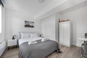 Modern Semi-Studio Flat in Historic London Setting